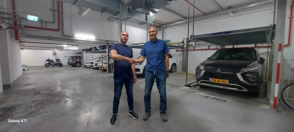 תמונה של שרון דגני פיש במתקני חניה